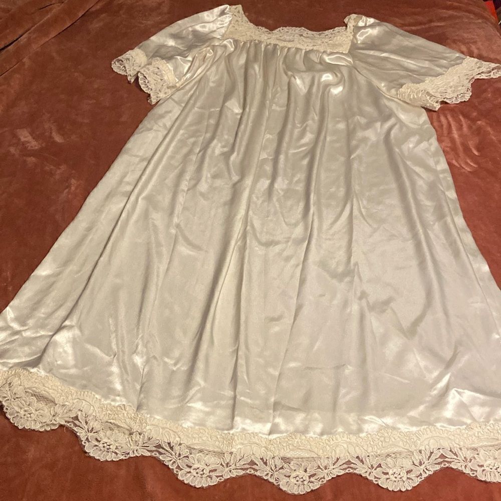 Ladies Vintage JSS Design nightgown lace trim